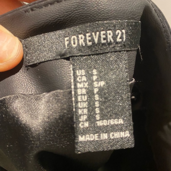 Embroidered leather black mini skirt. - Picture 3 of 3